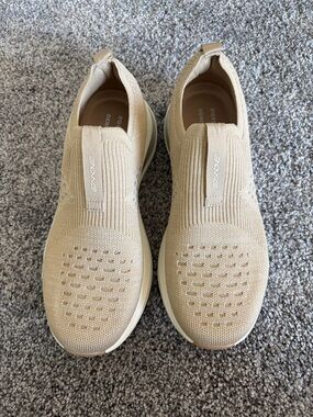 Denise Austin EMOVE Easy Spirit Women Slip-On Knit in Tan and White Sneakers
